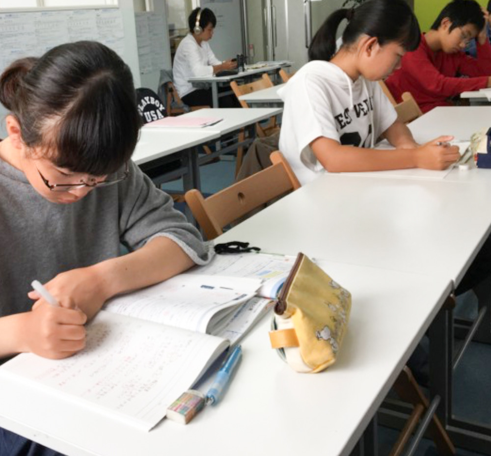 塾で学習風景